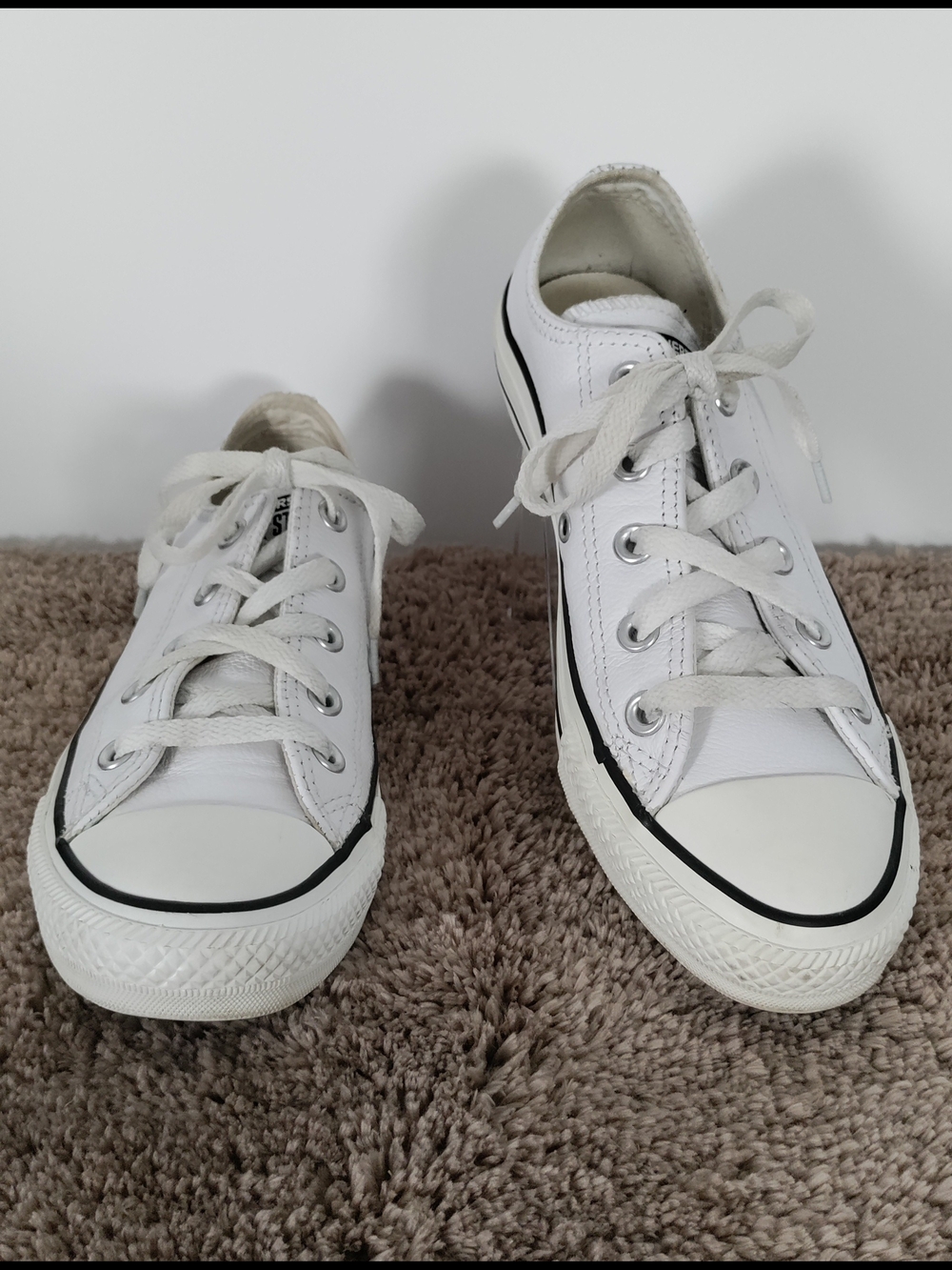 Converse Chuck Taylor All Star Leather Low Top – Women’s 6 / Men’s 4